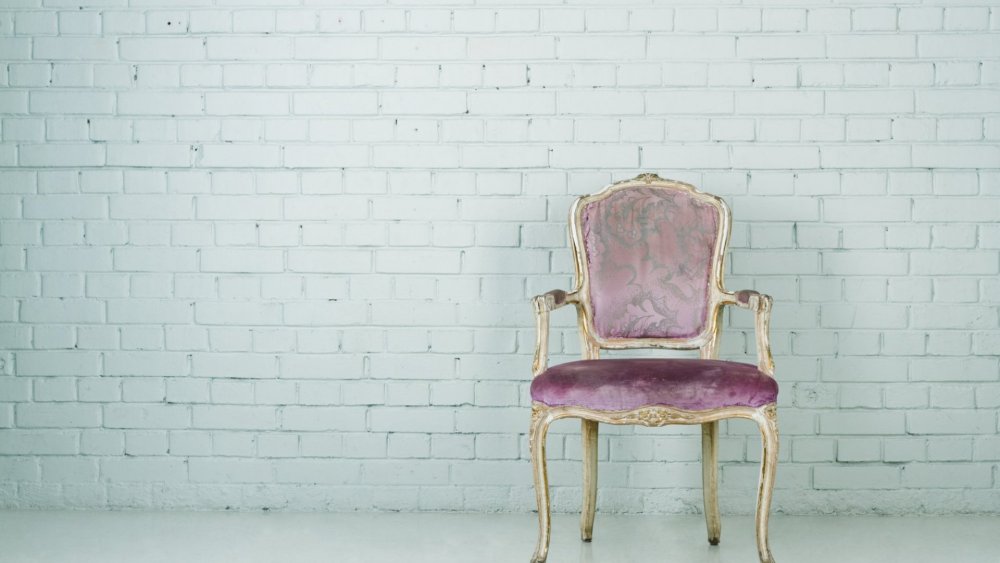 Стулья на стене