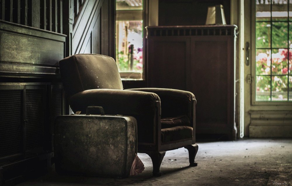 Кресло в темной комнате
