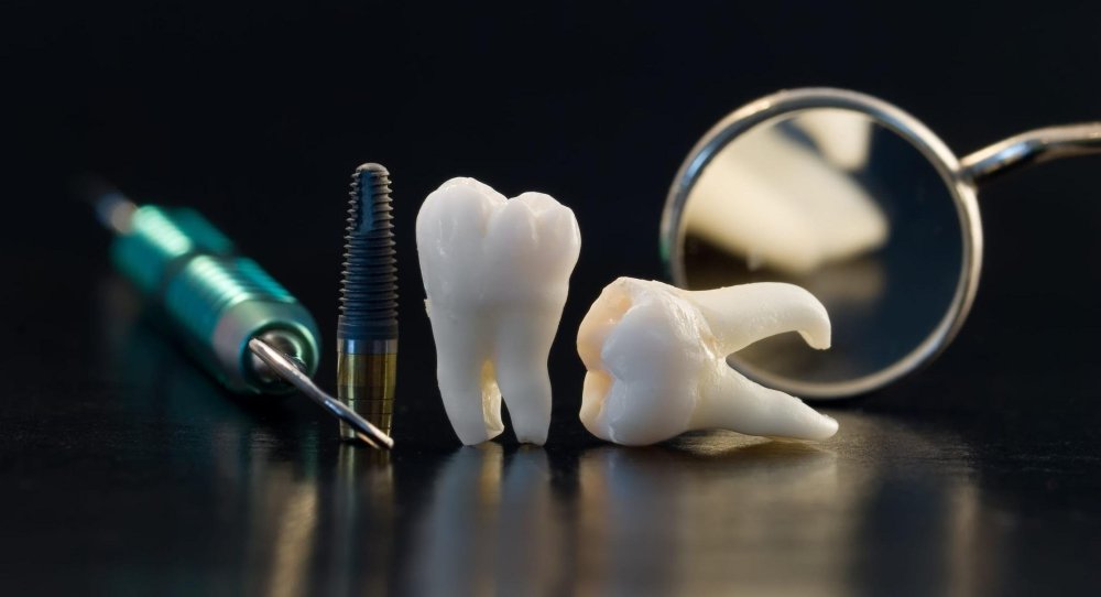 Зубы на черном фоне стоматология