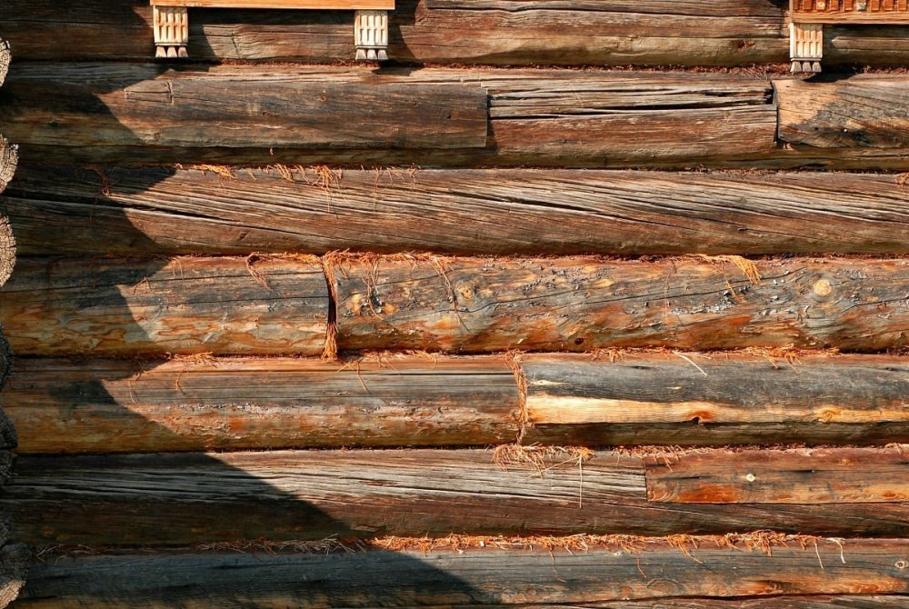 Бревенчатая стена