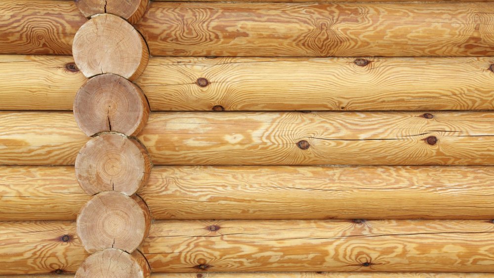 Деревянная стена из бревен