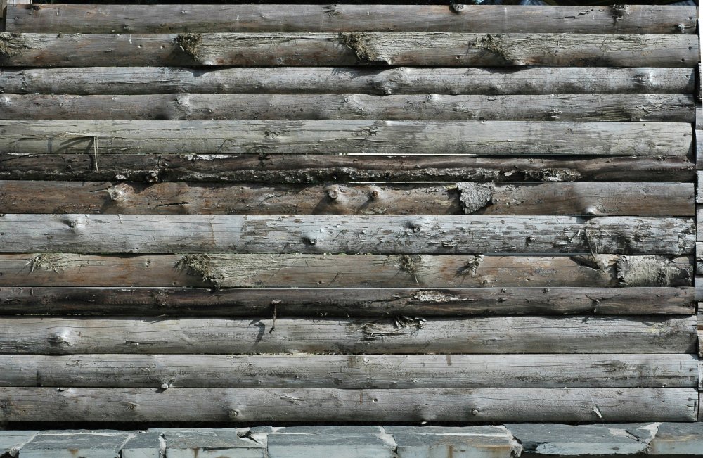 Старая бревенчатая стена