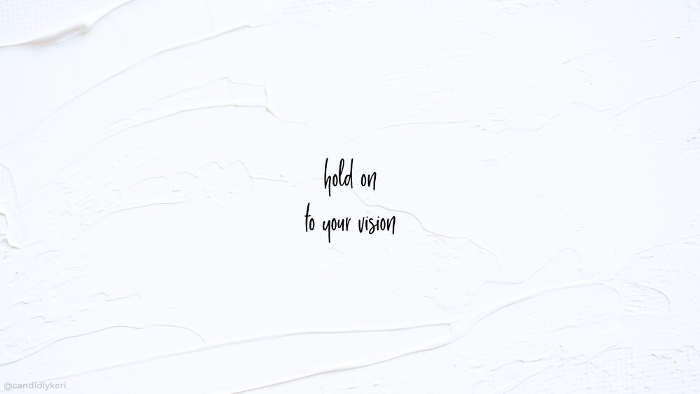 Зловещая улыбка на черном фоне