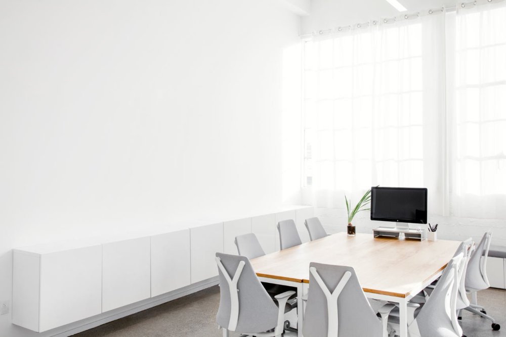 Белый интерьер офис