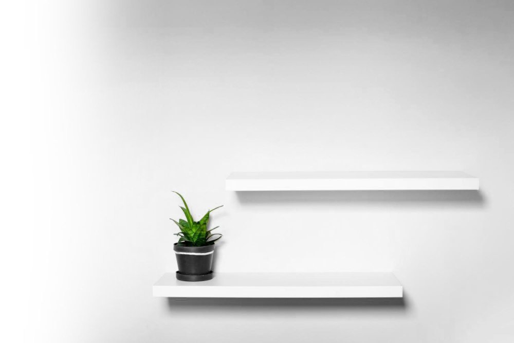 Полка на белом фоне