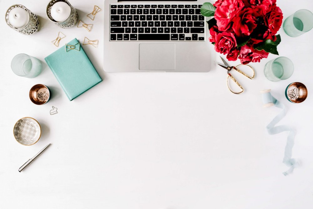 Предметы на белом столе