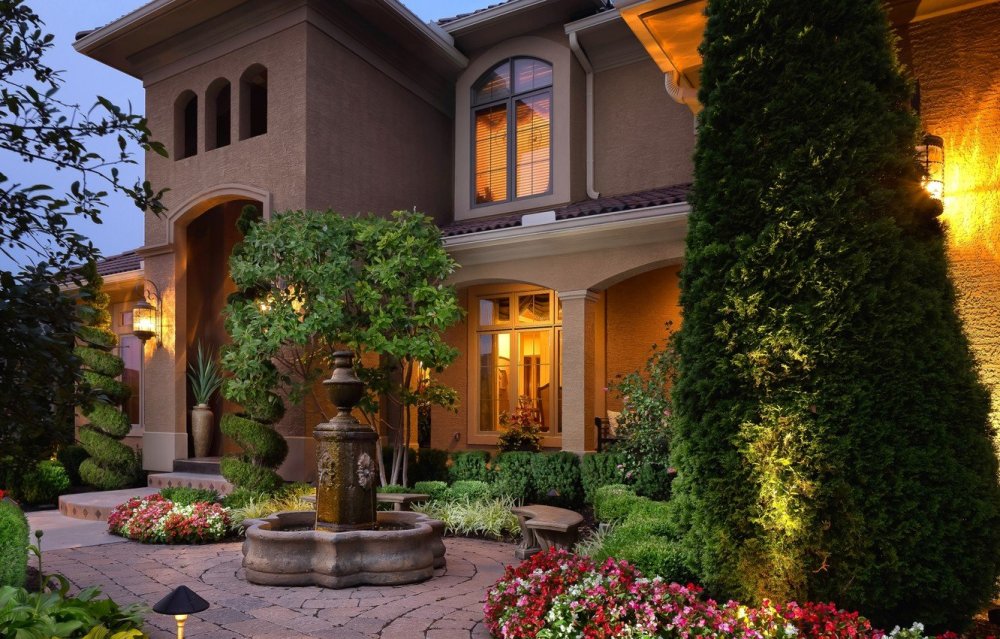 Красивый дом с садом