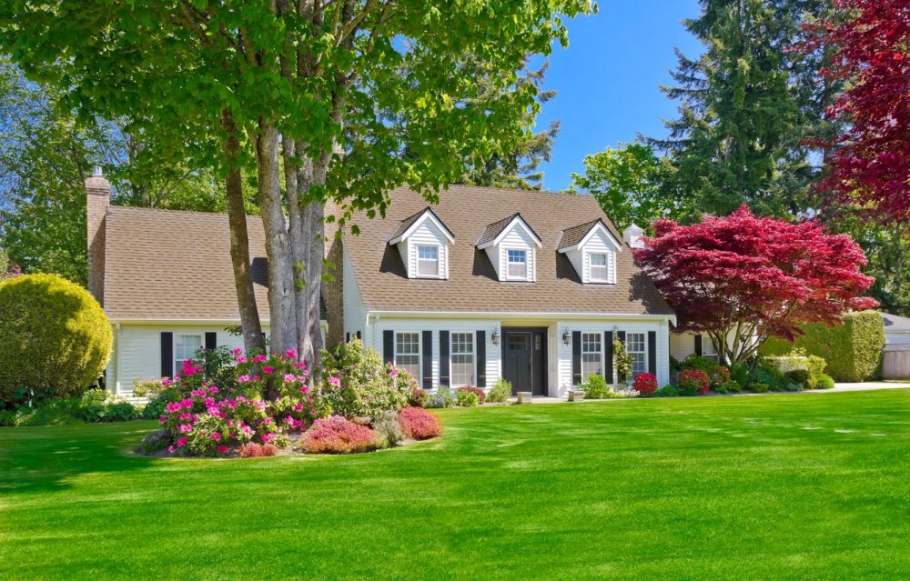 Красивый дом с газоном
