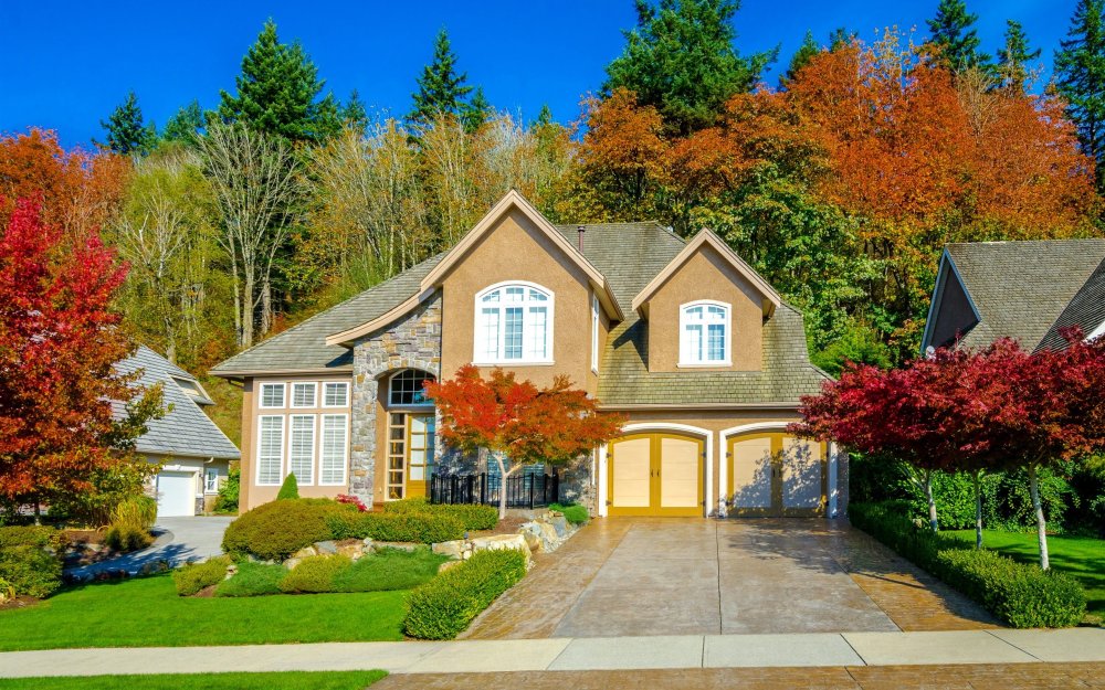 Загородный дом осенью