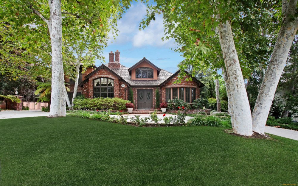 Дом с лужайкой