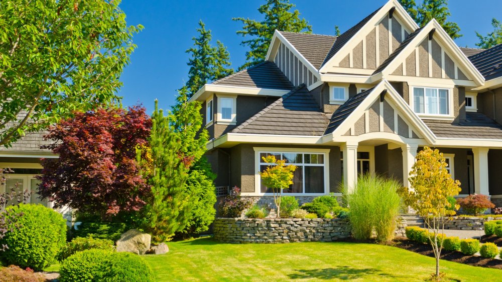 Красивый дом с садом