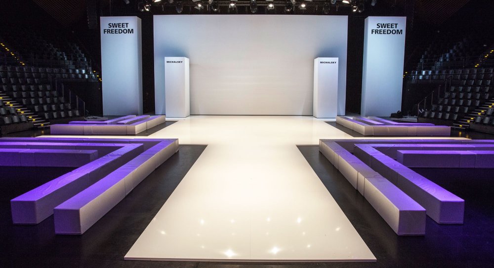 Подиум показ мод