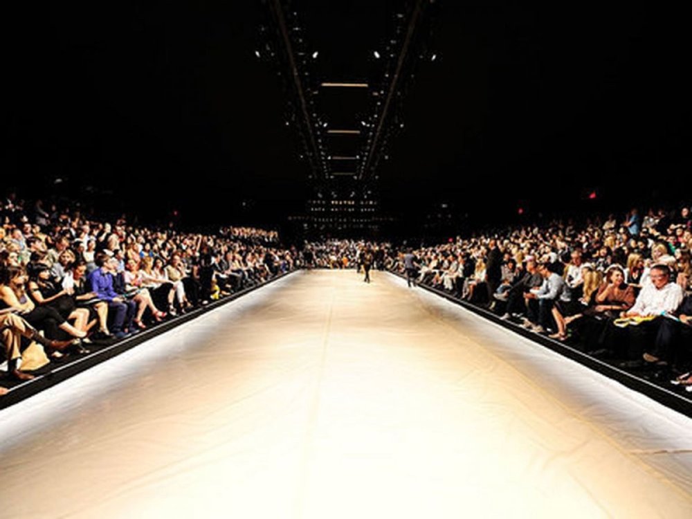 Подиум пустой со зрителями