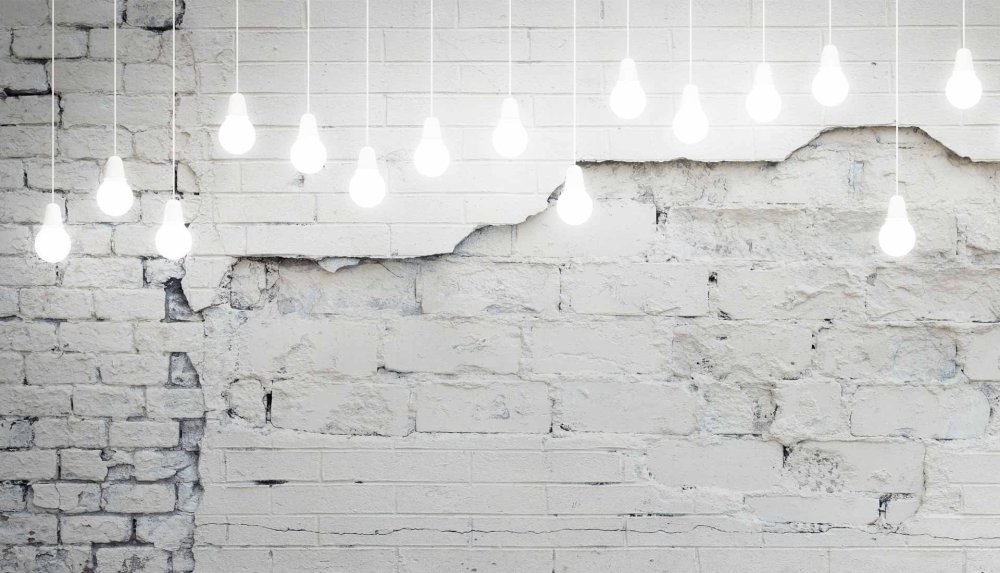 Белая кирпичная стена