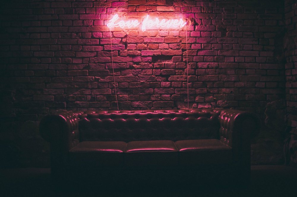 Кирпичная стена неон