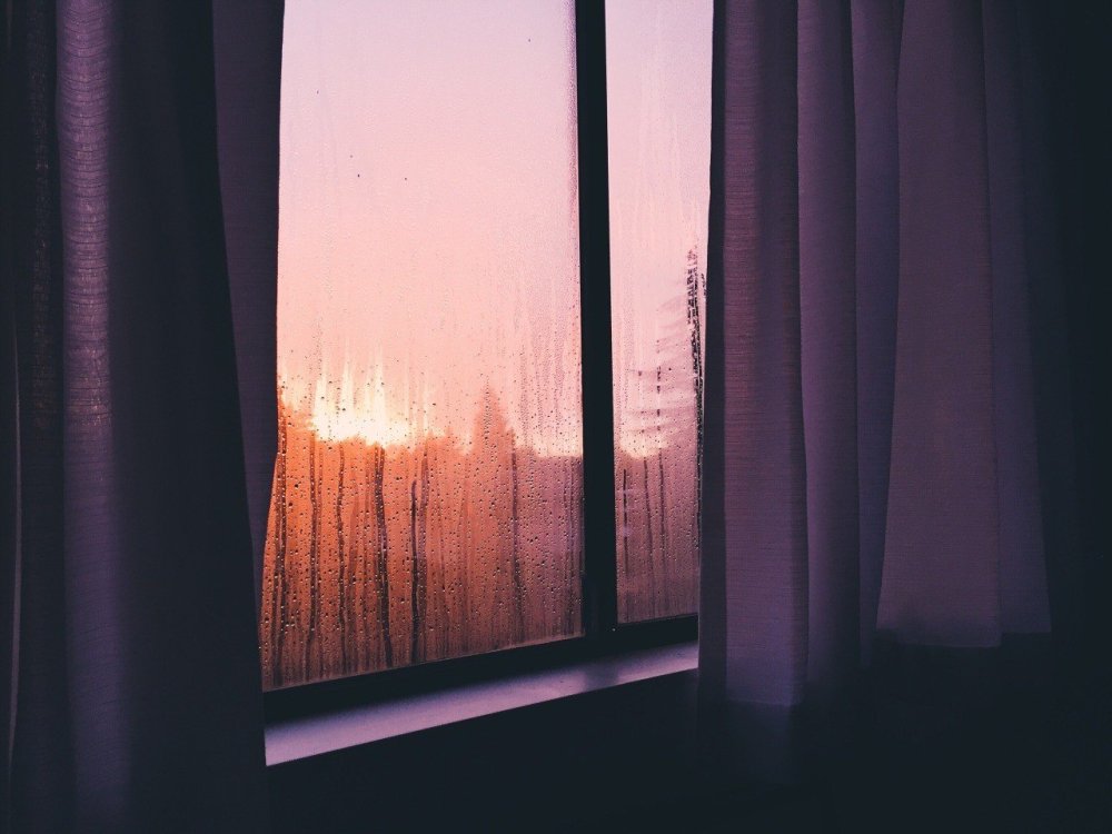 Комната с закатом в окне