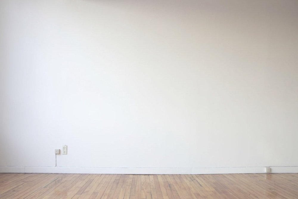 Белая стена