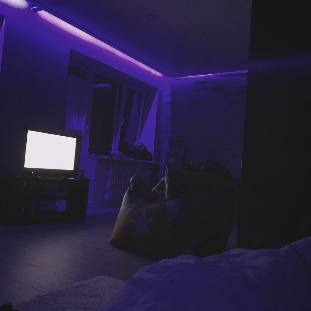 Темная комната с подсветкой