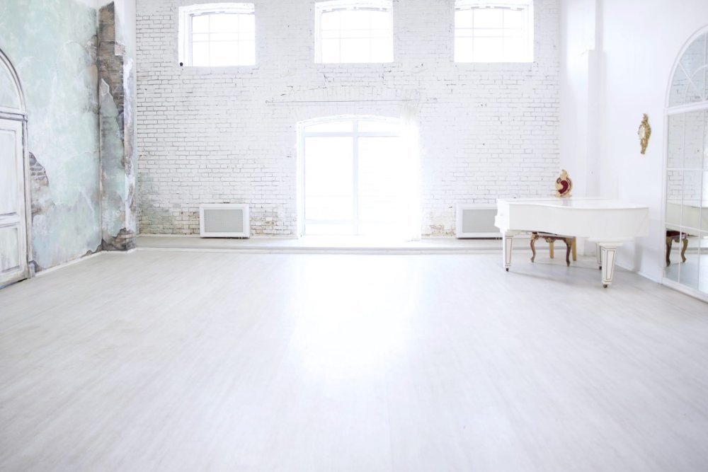 Помещение с белыми стенами