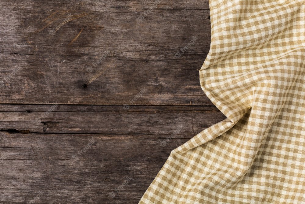 Деревянный стол с мешковиной