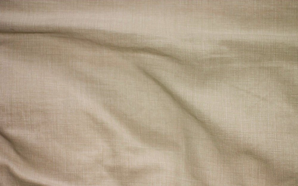 Кружево на деревянном фоне