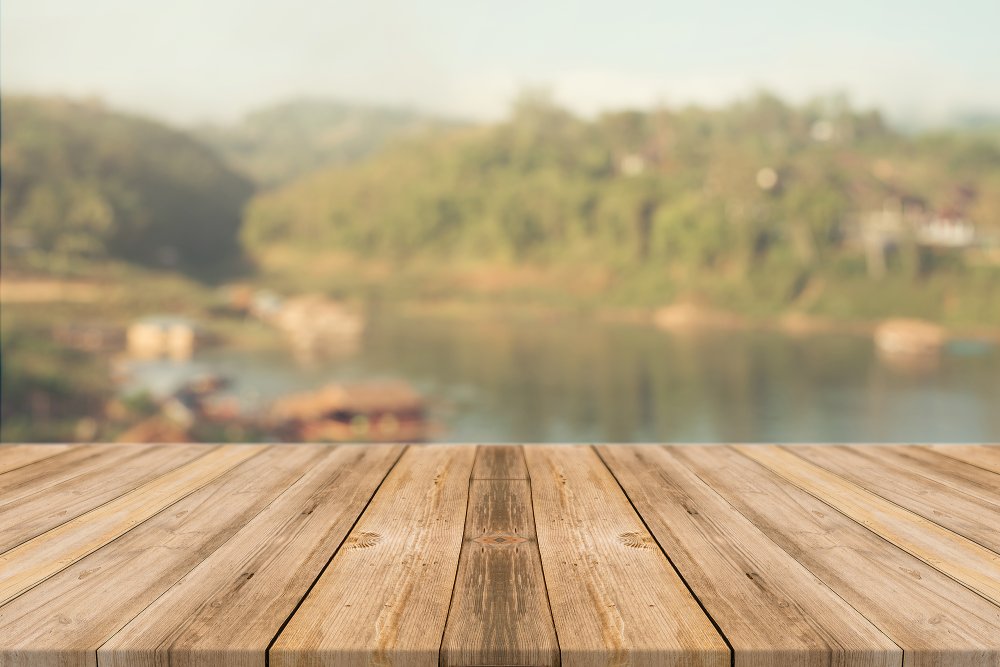 Пустой стол в деревне