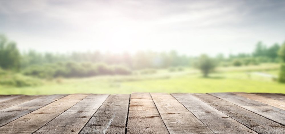 Деревянный стол на природе