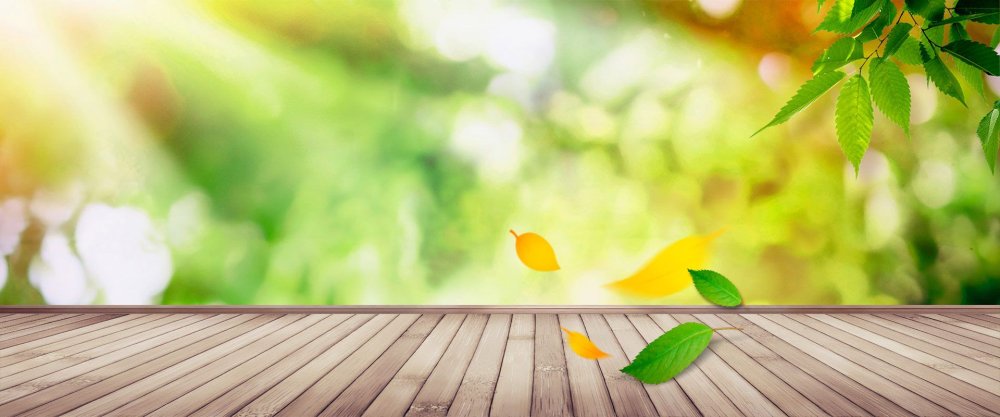 Деревянный стол на природе