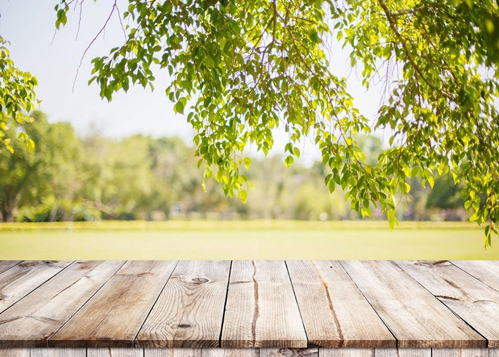 Поверхность стола в саду