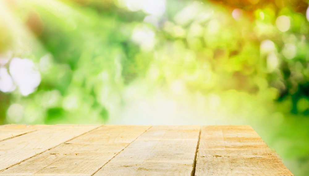 Деревянная поверхность стола