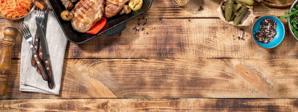 Еда на деревянном фоне