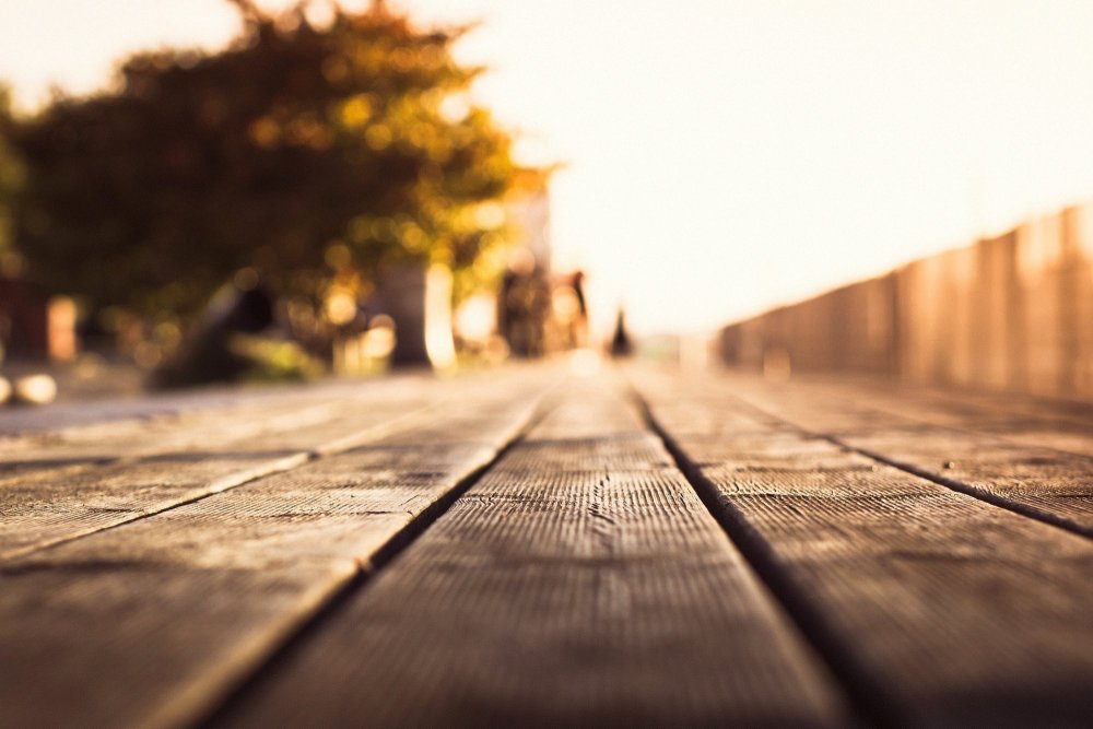 Деревянный стол в перспективе