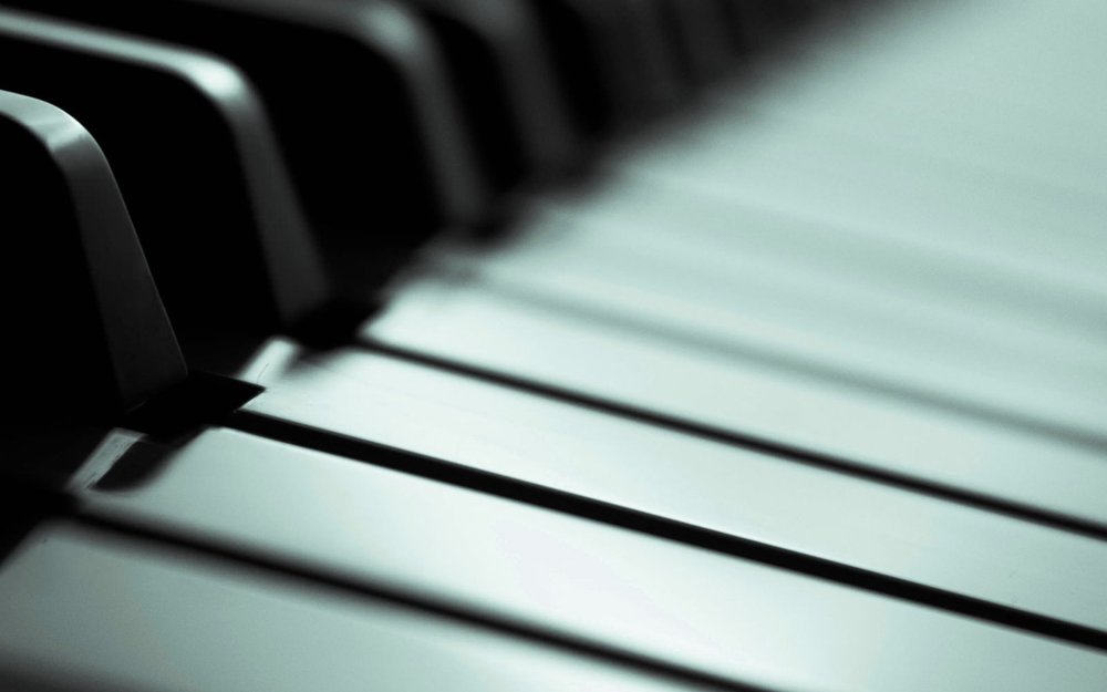 Белое пианино в интерьере