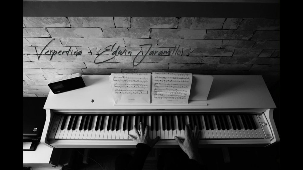 Пианино в белой комнате