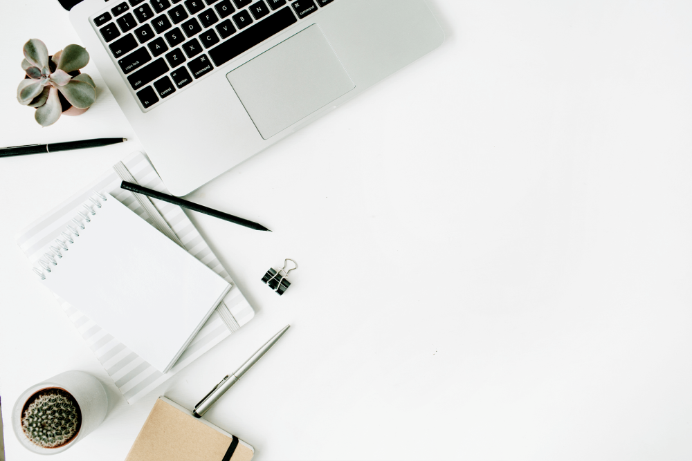 Канцелярские принадлежности на голубом фоне