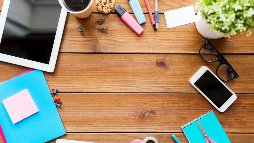 Школьные принадлежности в круг с доской