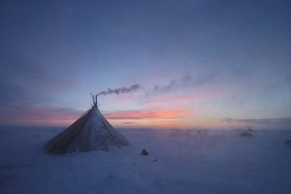 Чум ненцев и Северное сияние
