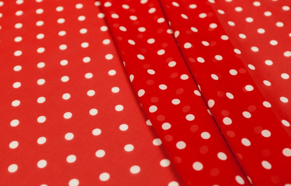 Ткань красная в белый горох