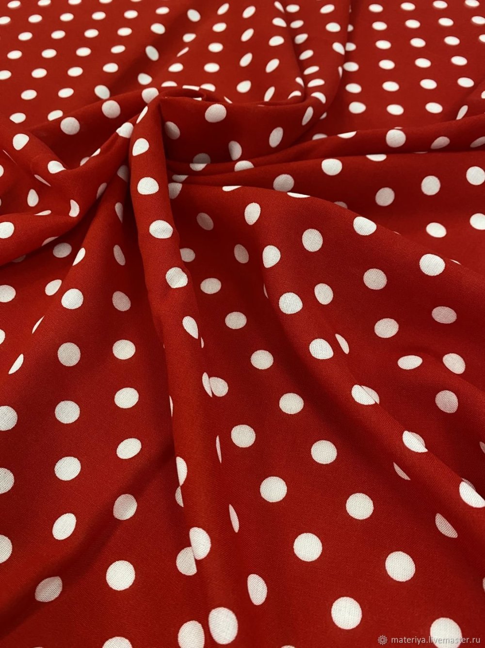 Ткань красная в белый горох