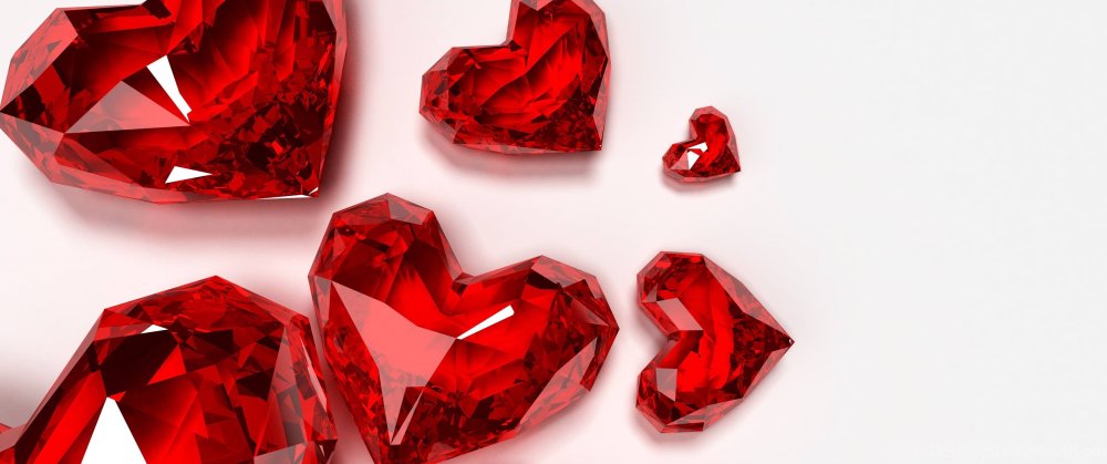 Красный бриллиант на черном фоне
