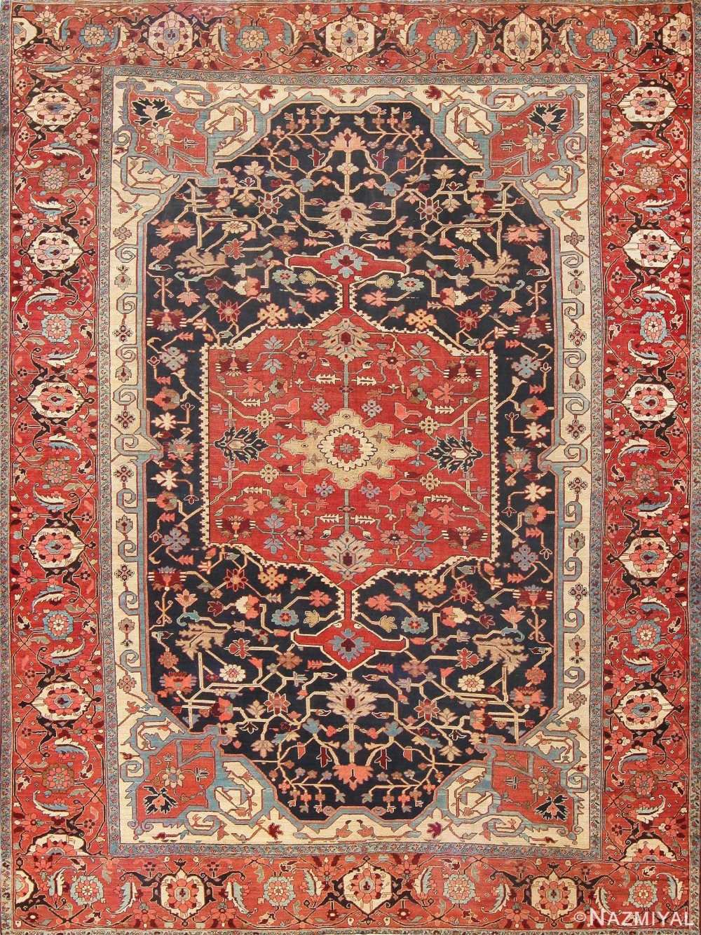 Красный ковер на стене