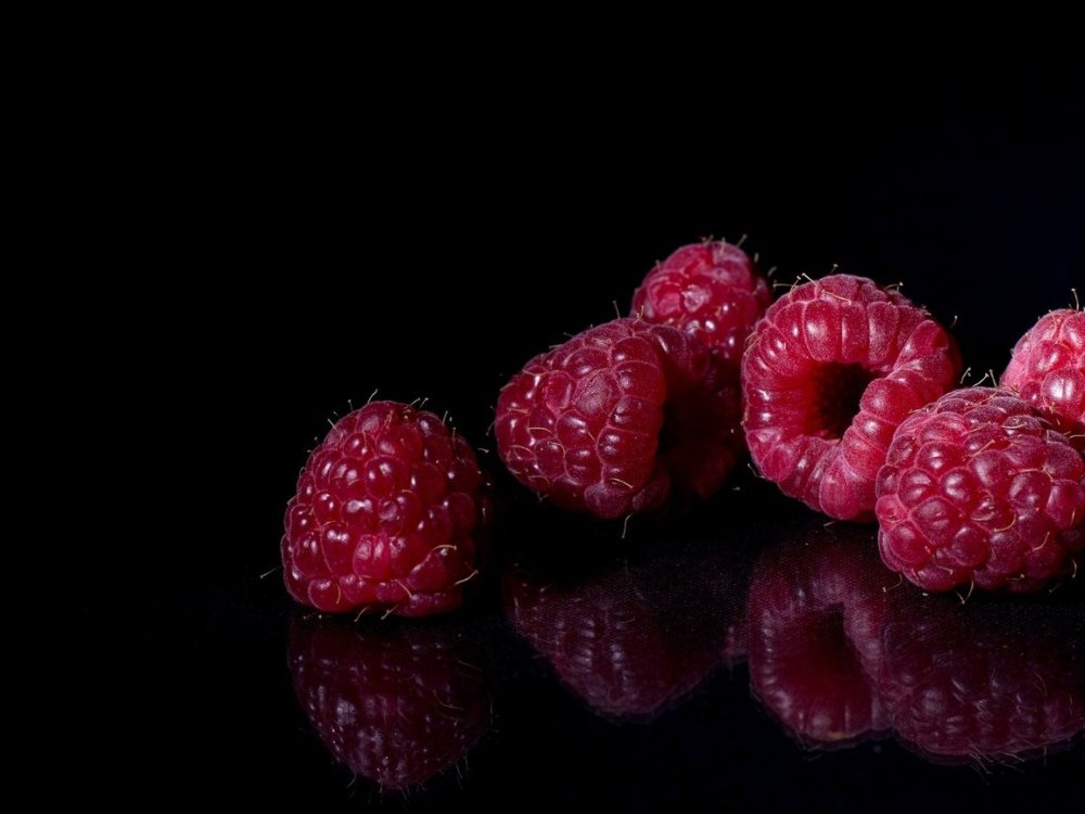 Ягоды на темном фоне