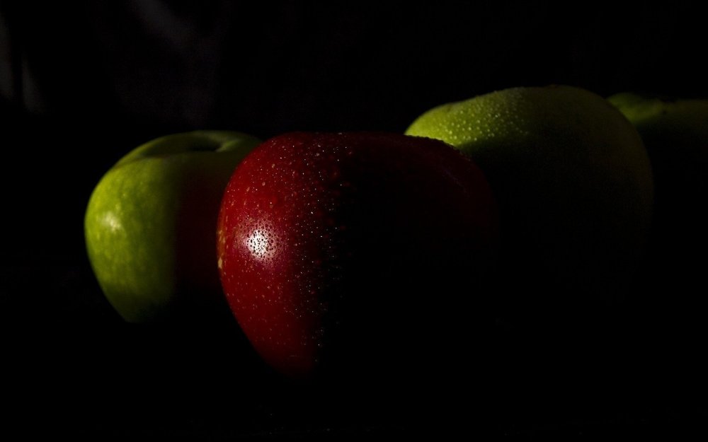 Фрукты на темном фоне