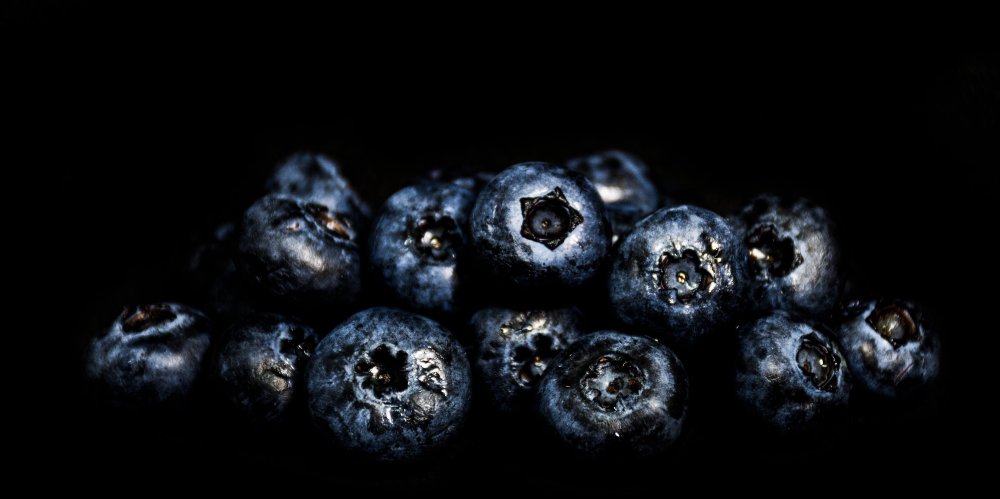 Черника на черном фоне