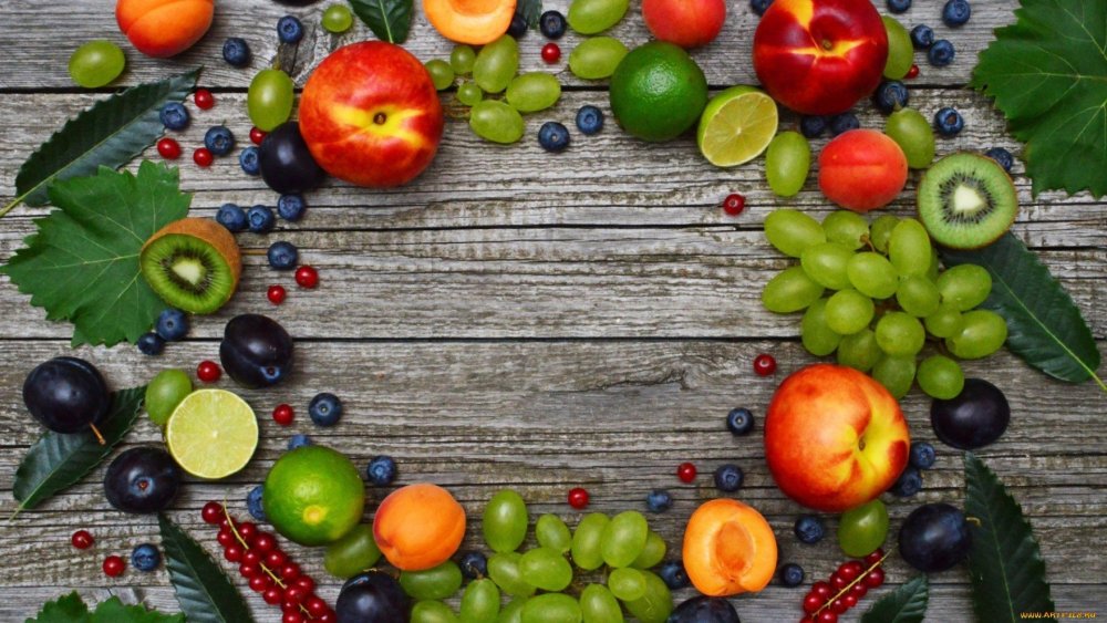 Фрукты на деревянном фоне