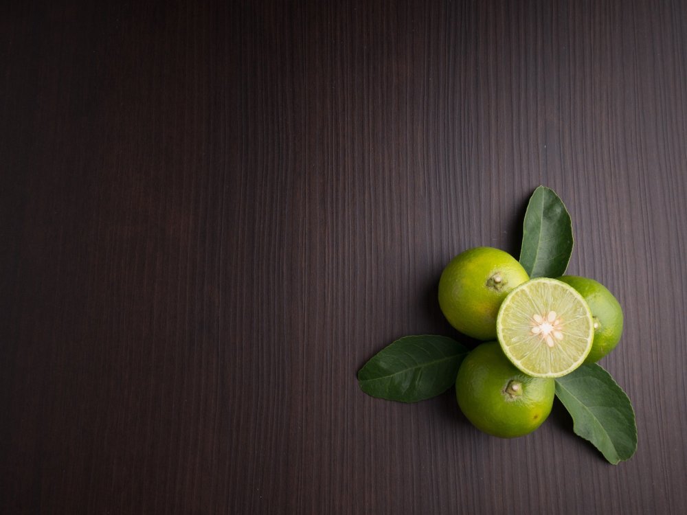 Лайм на черном фоне