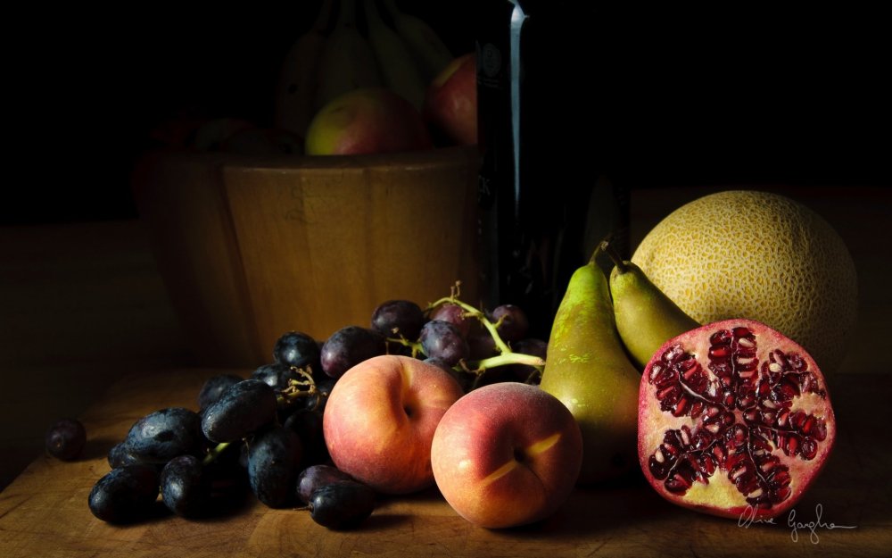 Фруктовые натюрморты на темном фоне