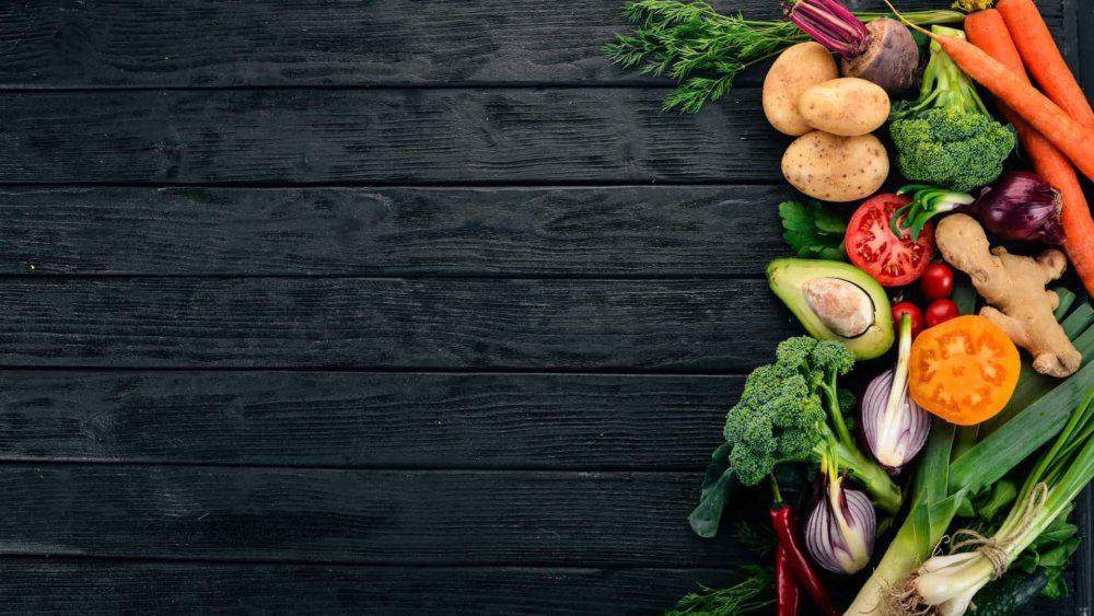 Овощи на черной доске