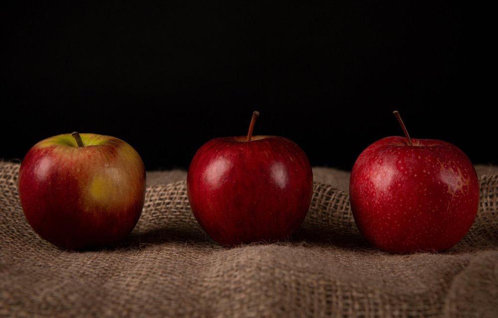 Три красных яблока