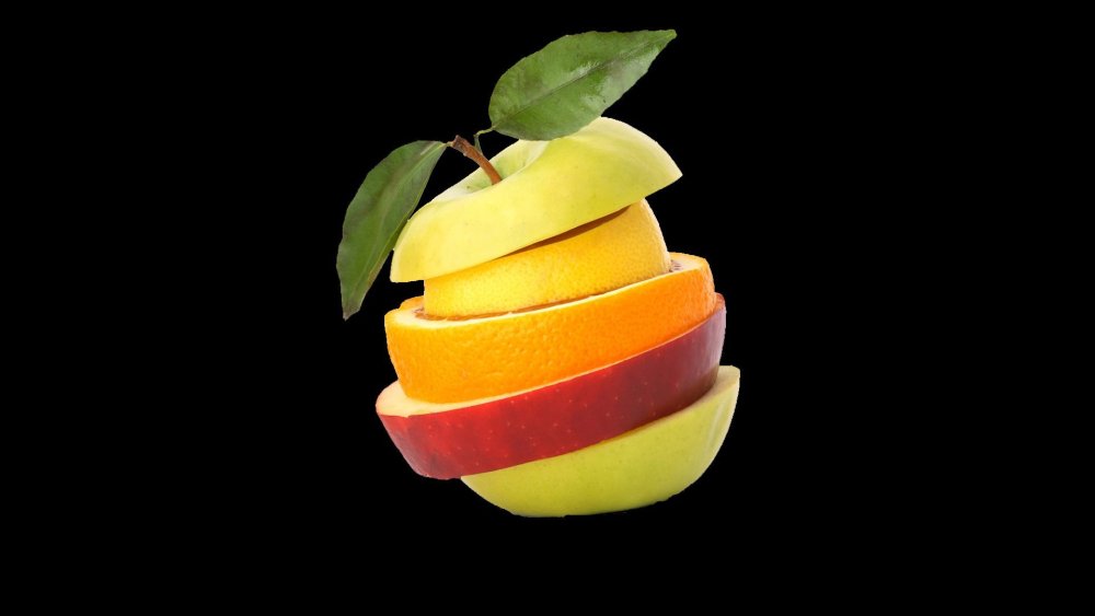 Фрукты на черном фоне